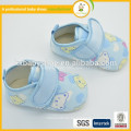 Zapatos baratos de la tela de algodón del bebé del recién nacido